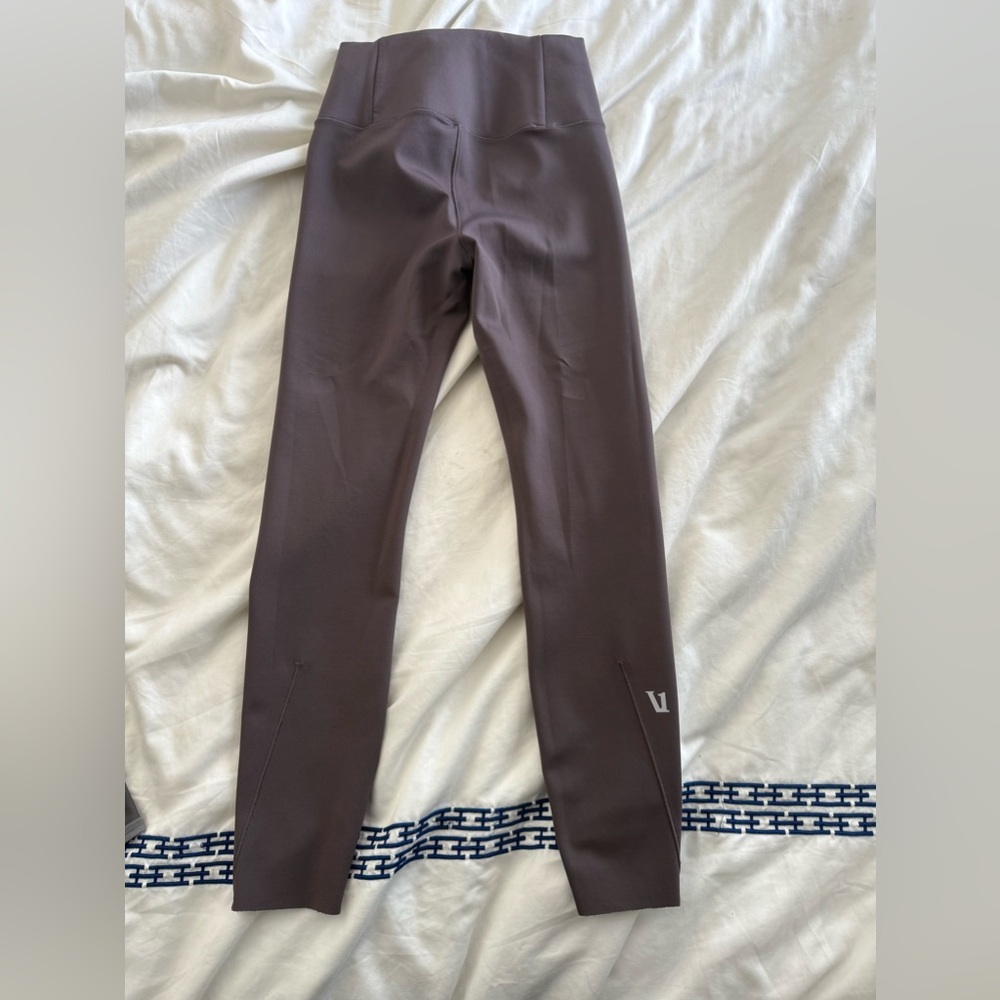 Vuori size small legging color purple 
Only worn once
